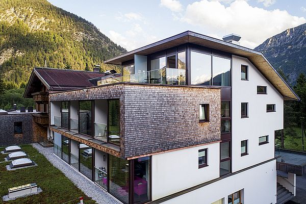 Hotel Fischer am See im Sommer mit Bergkulisse