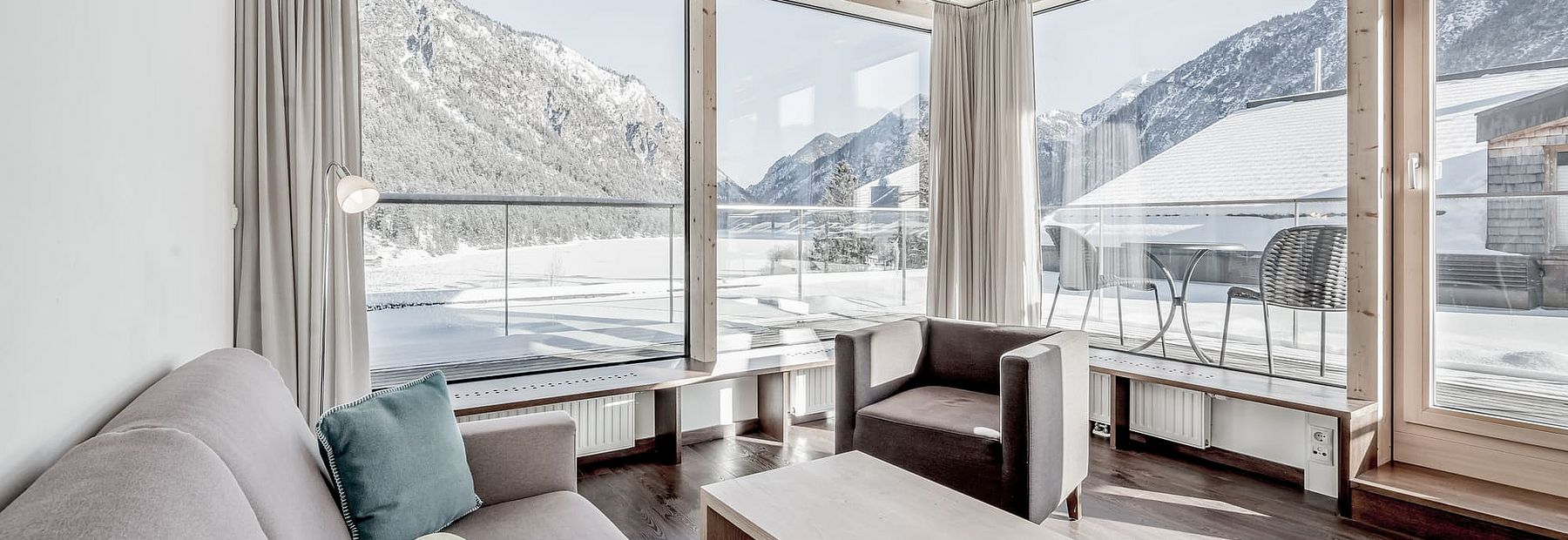 Zimmer mit Terrasse und Panoramablick auf den Heiterwanger See und die Berge im Winter