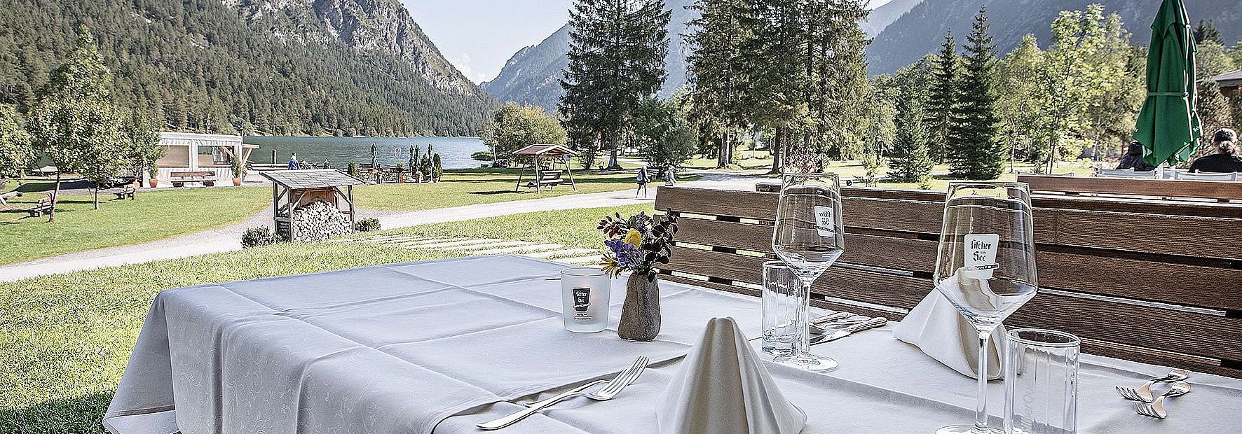 Ausblick auf den Heiterwanger See im Restaurant des Hotel Fischer am See
