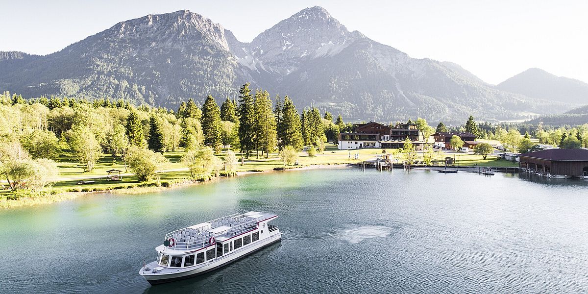 Schifffahrt am Heiterwanger See mit Hotel Fischer am See im Sommer bei Sonnenschein