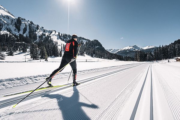 Gastgeber Philipp Bunte beim Langlaufen auf einer frisch präparierten Loipe