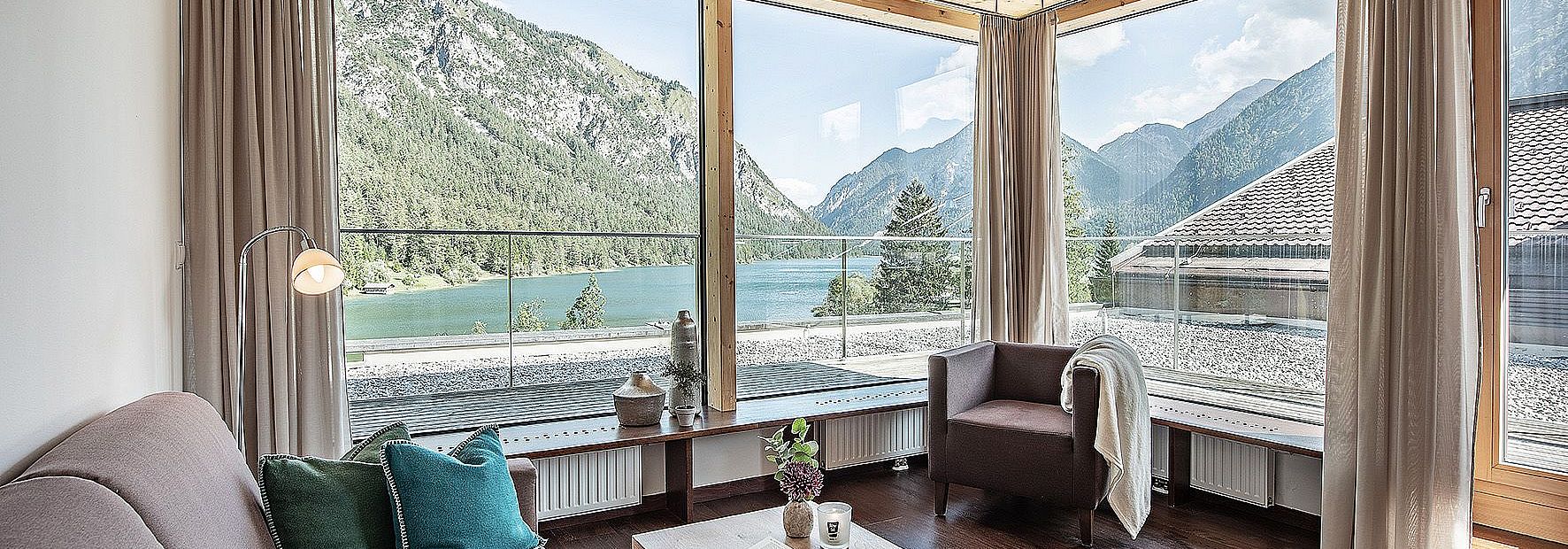 Zimmer mit Terrasse und Panoramablick auf den Heiterwanger See und die Berge im Sommer