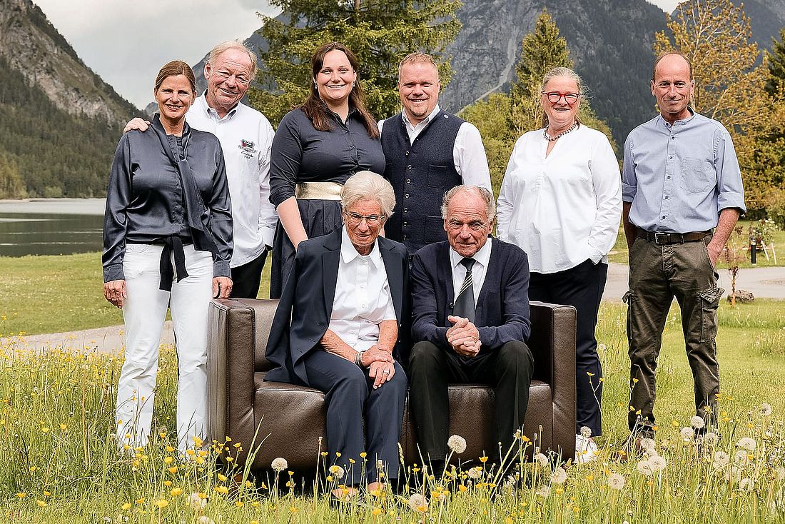 Bild der Gastgeber des Hotel Fischer am See vor dem Heiterwanger See