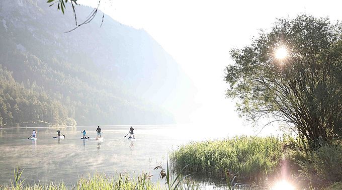 Stand-Up-Paddler am Heiterwanger See im Sommer