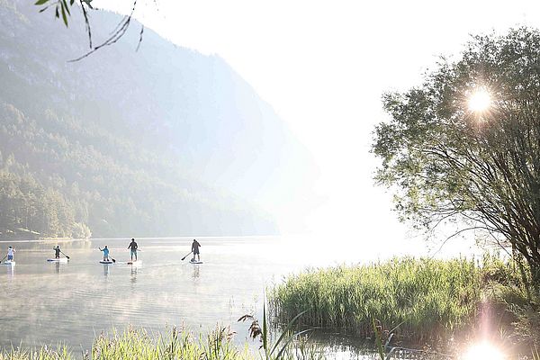 Stand-Up-Paddler am Heiterwanger See im Sommer